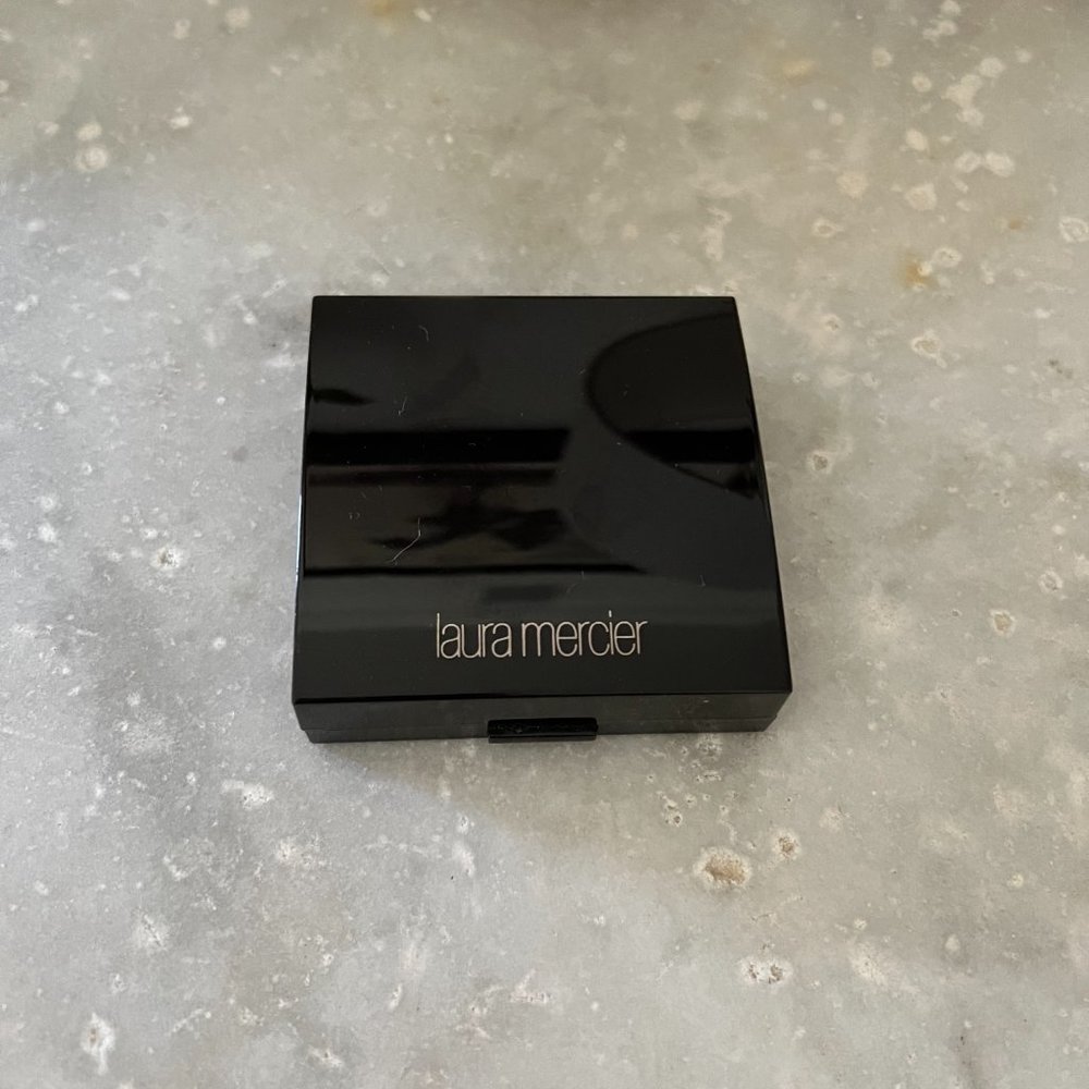 Laura Mercier Matte Radiance Baked Powder Compact- Highlight 01 Golden Nude - Picture 4 of 5